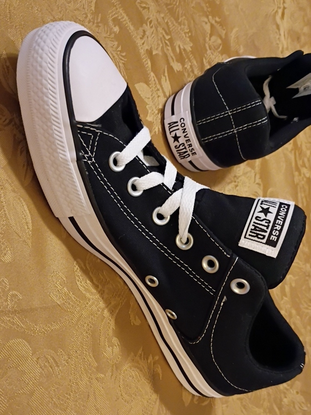 Converse Chuck Taylor Low Top Sneakers - Black & White Men's 7.5 Women's 9.5
